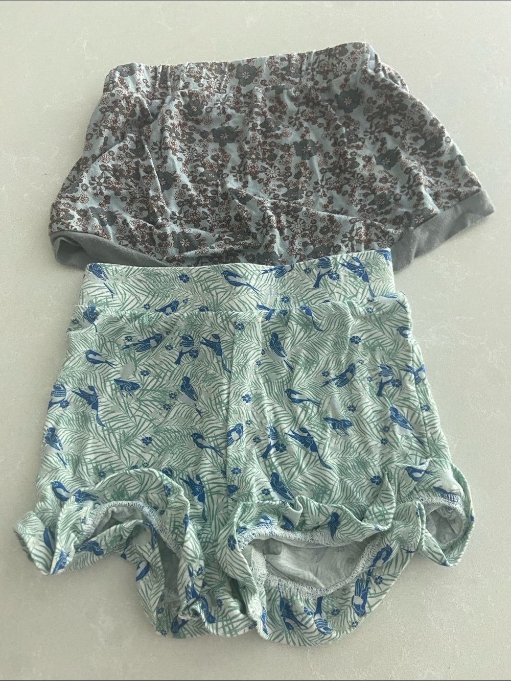 kate quinn Girls' Floral Gray & Mint Bird Print Shorts Set 2T